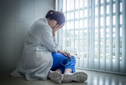 "Науқастар біреуді ұру үшін келмейді": Қазақстандық депутаттар дәрігерлерге жасалған шабуыл үшін жазаны жеңілдетуді ұсынды