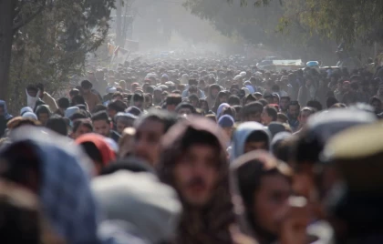 "80 мың адам тамашалаған": Ауғанстан билігі өлім жазасына кесілген ер адамды 13 жастағы жасөспірімге атқызды