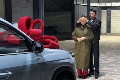 "Базарда жұмыс істеп, бізді бағып-қаққан": Танымал актер анасына көлік сыйлады