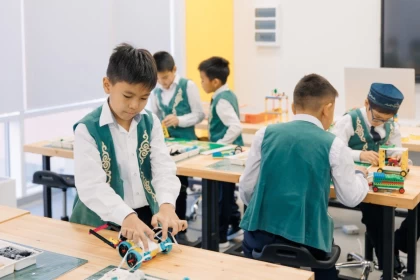 Бизнес пен қайырымдылықтың ортақ жетістігі: Шелек ауылындағы жаңа мектептің бір жылдағы көрсеткіштері