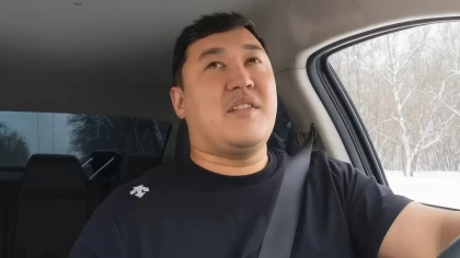 Өскемендік такси жүргізушісі опера орындап, жолаушыларын таңғалдырып жүр