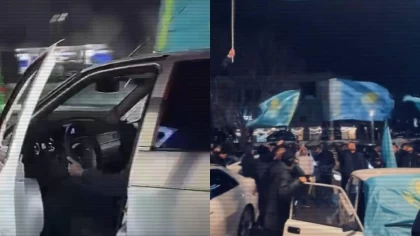 Тәуелсіздік күні полиция көлігіне ту ілген қазақстандықтарды тоқтатты: Министрлік тумен безендіру заңға қайшы емес екенін мәлімдеді