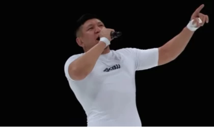 Атышулы Қуат Хамитов Мәскеудегі жеңісінен кейін ән шырқады