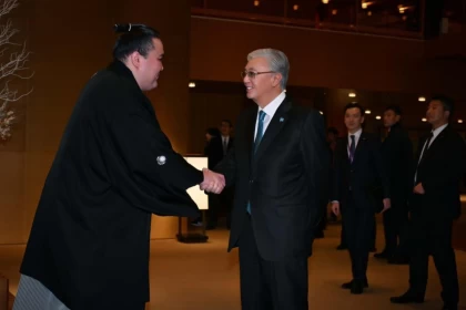 Президент Қасым-Жомарт Тоқаев Жапониядағы сапарында атақты сумошы Ерсін Балтағұлмен кездесті