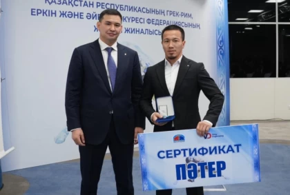 Әлем чемпионы Айдос Сұлтанғалиға федерацияның жаңа басшысы пәтер кілтін табыстады
