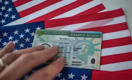 АҚШ Грин-карта ойнатуды уақытша тоқтатты