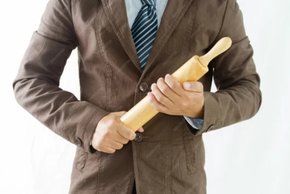 Мас күйде оқтаумен ұрған: Атырауда әйелін қыздарының көзінше өлтірген ер адам 10 жылға сотталды