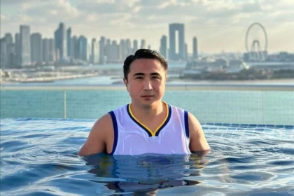 "Тексіз неме": Үндістанда жергілікті тұрғындарға тиісіп, боғауыз сөздер айтқан блогер Қайсар Қамза қазақстандықтарды ашуландырды