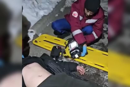 Өскеменде жігітті үйге кіреберіс есіктен тоқ соғып, жансақтау бөліміне түсті