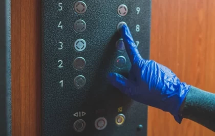 БҚО-да перзентхана қызметкері лифтке қысылып көз жұмған: Сот аурухана басшысын ақтау туралы үкім шығарды