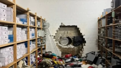 Рождествоны пайдаланған ұрылар банк қоймасының қабырғасын тесіп, бірнеше сейфті ұрлап кетті