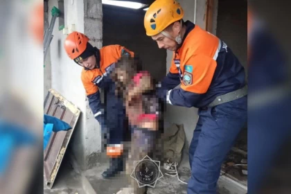 Жамбыл облысында құтқарушылар даладағы әжетханаға құлап кеткен баланы алып шықты