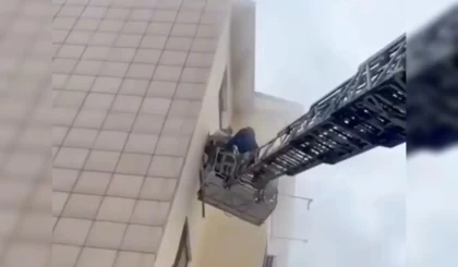 Талдықорғанда жанып жатқан көпқабатты үйден 7 бала құтқарылды