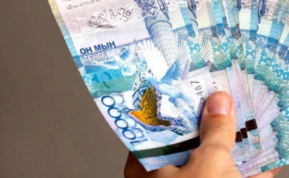 Қазақстанда банктен қолма-қол ақша шешуге шектеу енгізілді: Жаңа ереже кімдерге қатысты екені белгілі болды