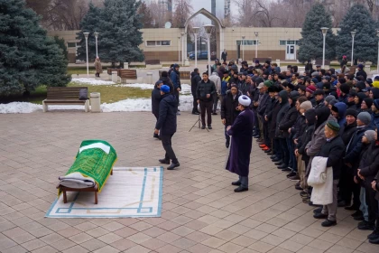 Алматыда жұрт актер Мұрат Бисембинді ақтық сапарға шығарып салды