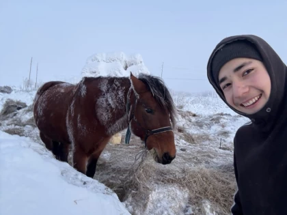 "6 миллион теңгеге дейін табыс табуға болады": Ауылда мал бағып жүріп, ағылшын үйренген 16 жастағы қазақстандық жұртты тәнті етті