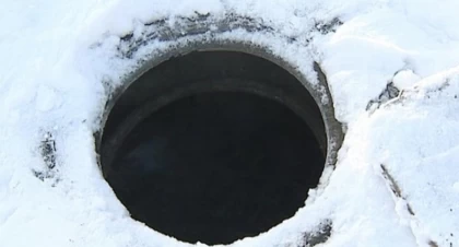 "Тірі қалуы – ғажайып": Қарағандыда 3-сынып оқушысы −30 °C температурада ашық кәріз құдығына құлап кеткен