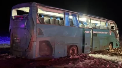 Маңғыстау облысында 50 жолаушысы бар автобус аударылып, төрт адам қаза тапты