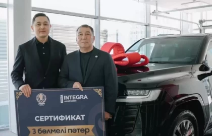 Бас бапкерлік қызметін аяқтаған Қайрат Сәтжановқа үш бөлмелі пәтер мен су жаңа автокөлік сыйға берді