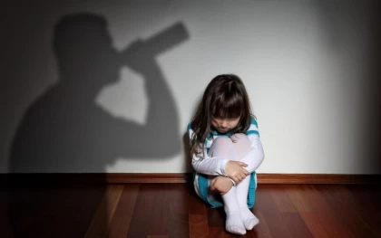 Қазақстанда енді баласының көзінше темекі шегіп, ішімдік ішкен ата-аналарға айыппұл салынады