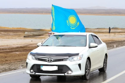 Үйлерде, көліктерде көк туымыздың желбіреп тұрғанын көргенде қуанып қаламын – Тоқаев