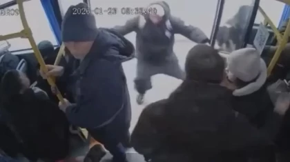 Қарағандыда ер адам жүріп келе жатқан автобустан құлап кеткен