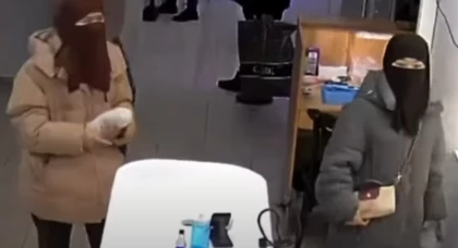 Ақтөбеде бетін тұмшалаған екі қыз дүкен сөресінен бірнеше смартфонды ұрлап кетті (видео)