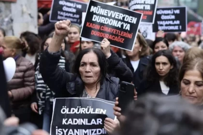 Өзбекстандық әйелдің басы шабылған мәйіті табылған: Түркияда мыңдаған әйел наразылыққа шықты