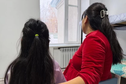 “Күйеуім қызымды ұрғанын полицияға айтқаным үшін қайын әпкелерім үйден қуып шықты”: Әділдік іздеген ақтөбелік келіншек далада қалды