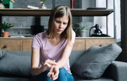 Тырнақтың сынуы, терінің құрғауы: Дәрігер көбі елемейтін белгінің қандай ауруға тән екенін айтты