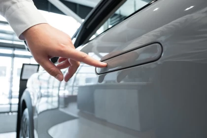 Қытай көлік есігіндегі жасырын тұтқаларға тыйым салды