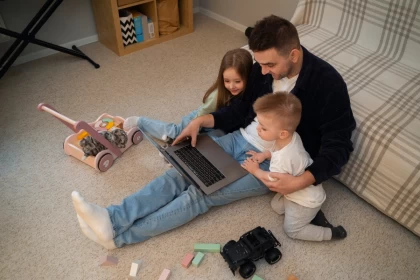 Елімізде жұмыс берушілерге жалғызбасты ана мен әкені жұмыстан шығаруға тыйым салынбақ