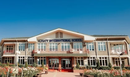 Оқушы қыз буллингтен кейін өзіне қол салмақ болған: Алматыдағы элиталық мектеп жағдайға қатысты мәлімдеме жасады