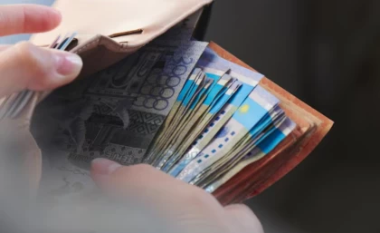 Ұлын оқуға түсірмек болған қазақстандық әйел 2,5 миллион теңгесінен айырылды