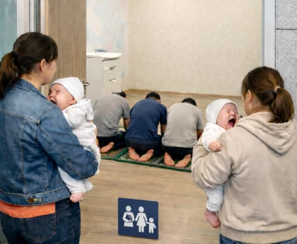 Қазақстандық әйел ер адамдардың Астана әуежайындағы ана мен бала бөлмесінде намаз оқығанына шағымданды