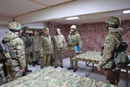 Кенеттен тексеру: Қорғаныс министрі Дәурен Қосанов әскери бөлімдерді тексерді