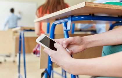 Қазақстанда мектеп оқушыларының үзіліс кезінде де телефон пайдалануына тыйым салынбақ