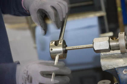 СҚО-да құс фабрикасында жұмысшының қолы аппаратқа қысылып, ауыр жарақат алды