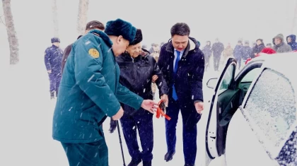 Шығыс Қазақстанда шенеуніктер 100 жасқа толған ардагерге көлік сыйлады