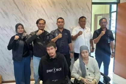 Қонақ үйден қашпақ болған: Атырау облысында бір отбасының өліміне күдікті күйеу баласы мен қызының ұсталған сәті көрсетілді