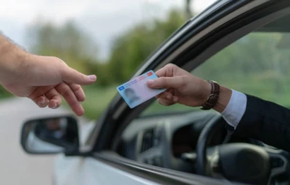 Қазақстанда енді несие мен алимент бойынша қарызын төлемегендер жүргізуші куәлігінен айырылады