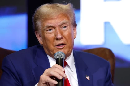 Трамп америкалықтарды Таяу Шығыстан кетуге шақырды