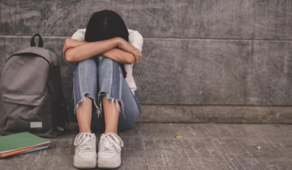 Қарағандыда жасөспірімдер жабылып қызды соққыға жықты: қатысушылардың бірінің анасы жазаланды