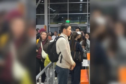 Біріккен Араб Әмірлігінде қалып қойған қазақстандықтар рейстің бір аптаға кешіккенін айтып шағымданды