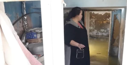 "Үш рет сорғанымен, үйде су қалып қойды": Маңғыстаудағы ауылдардың бірінде жерасты суы көтеріліп, үйлерді су басты