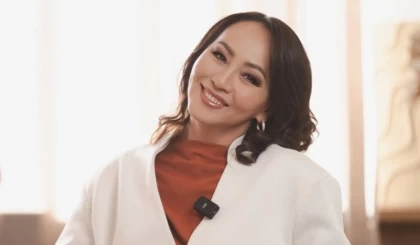 "Ұятсыздар!" Айгүл Иманбаева бір стақан су беруден бас тартқан бортсеріктермен жанжалдасып қалды