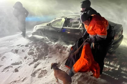 "Құтқарушылар көлікті жаяу алып жүрген": Павлодар облысында қатты дауыл болып, адамдар жолда қалды