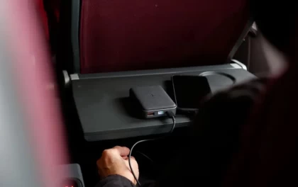 Ұшақтардың ұшып-қонуы кезінде смартфондарды пауэрбанк арқылы қуаттауға ресми түрде тыйым салынды