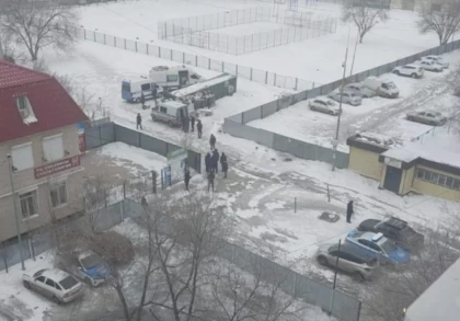 "Бірнеше күн бойы жатқан": Ақтөбеде мектеп маңындағы қоқыста жатқан үлкен сөмкеден мәйіт табылды