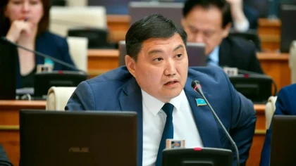 "Сол күні жұмысты тоқтату керек": Депутат әр жұма мемлекеттік қызметкерлерді кітап оқуға босатуды ұсынды